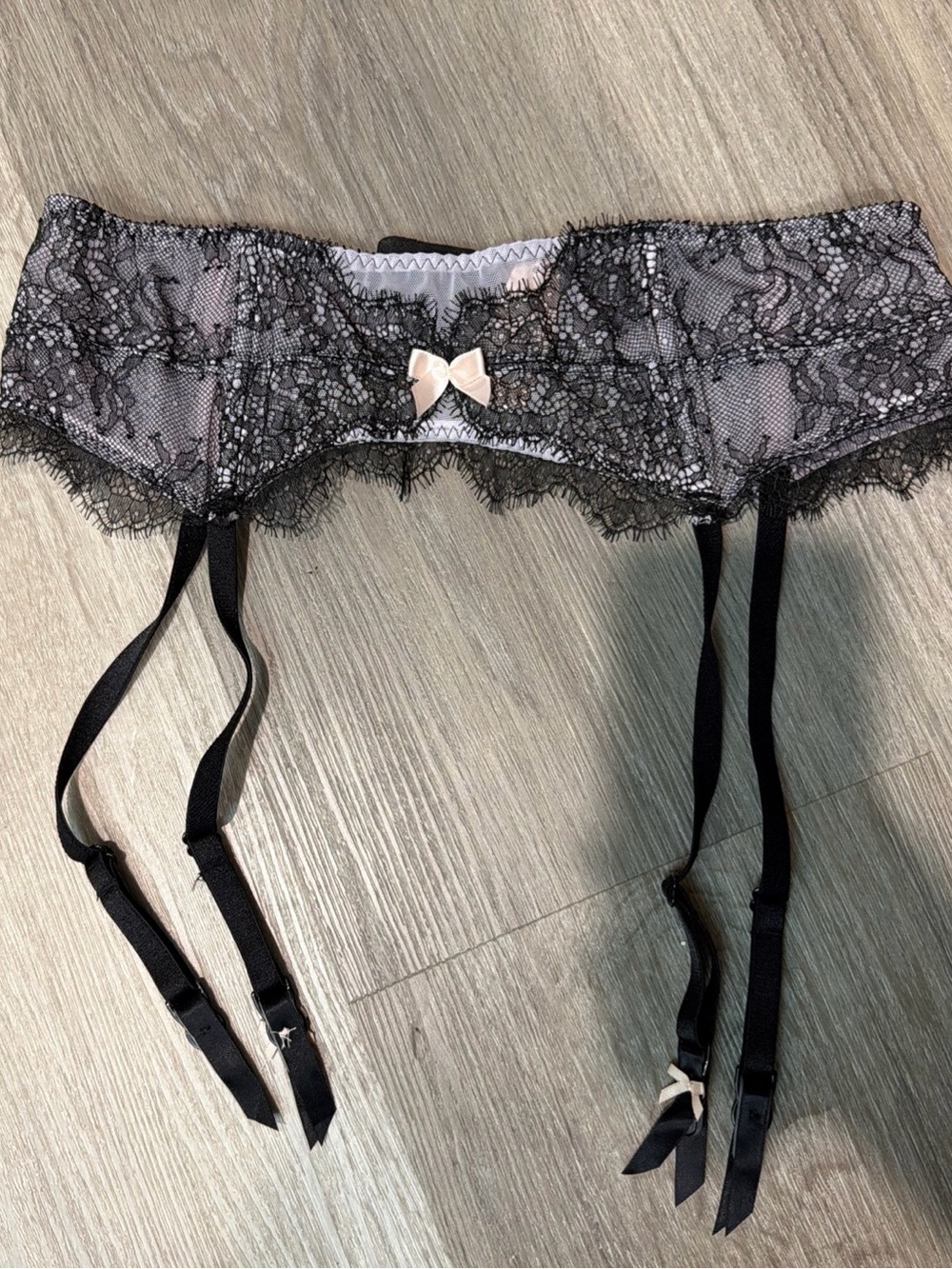Victoria’s Secret very sexy Black Lace Garter Belt with Pink Bow Size Med Large